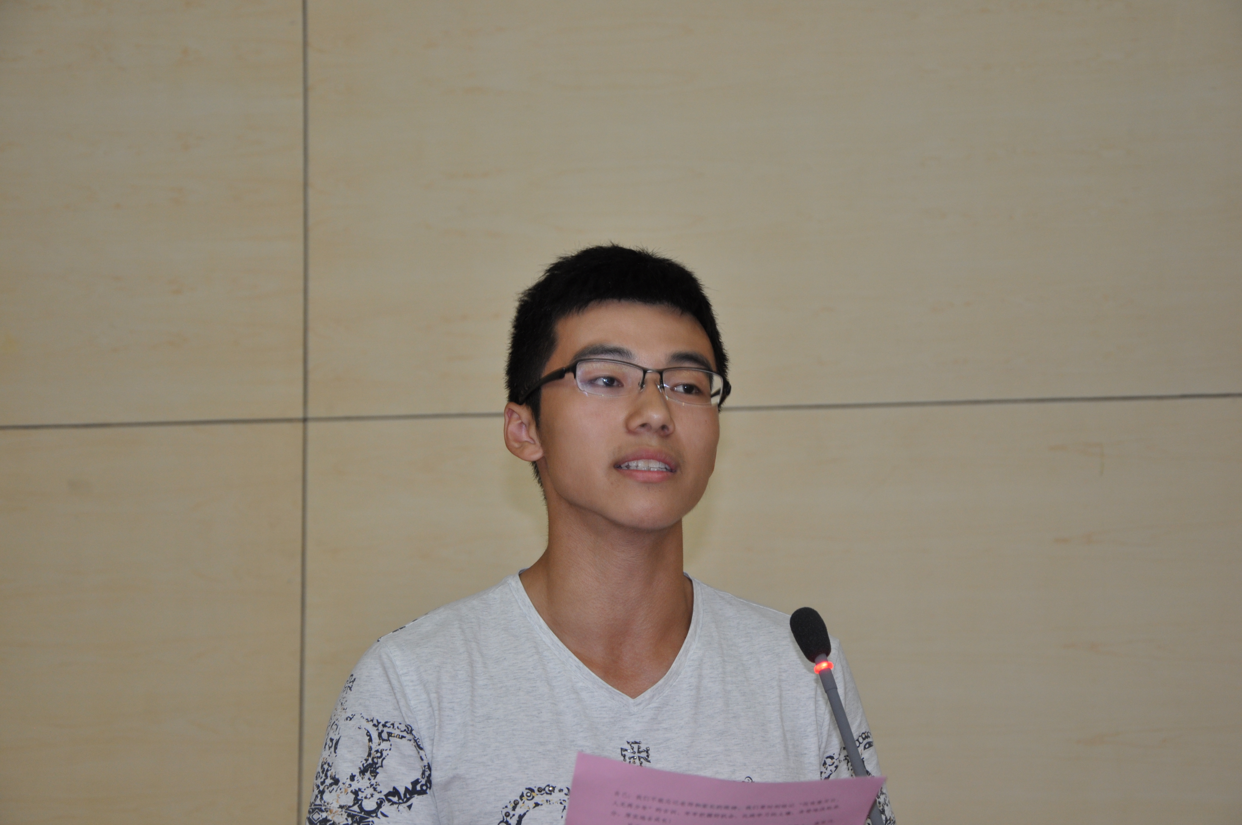 新生代表国际经济与贸易专业张彬同学发言 新生代表国际经济与贸易专业张彬同学发言