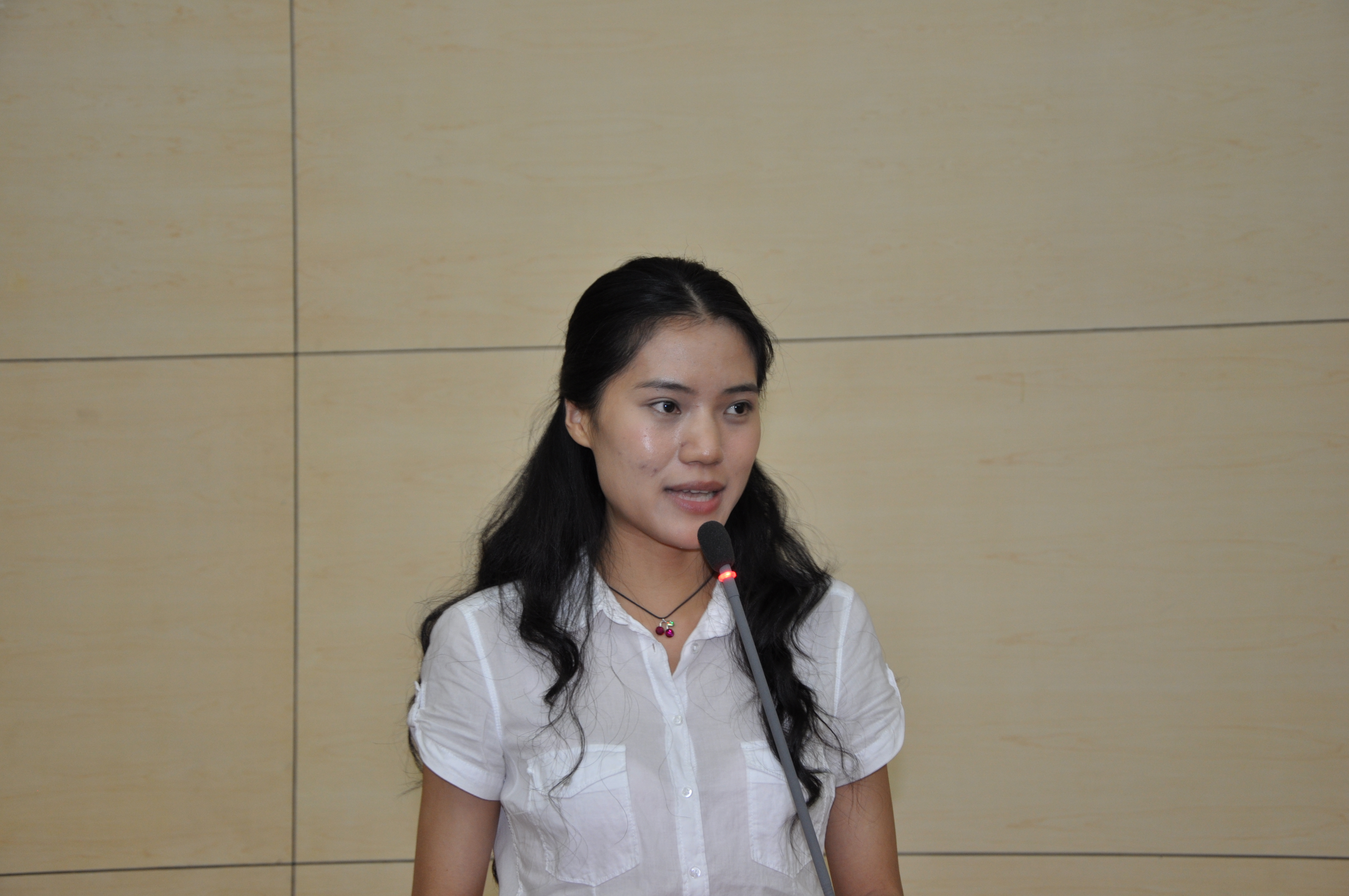 在校生代表经济学专业周乐意同学发言 在校生代表经济学专业周乐意同学发言