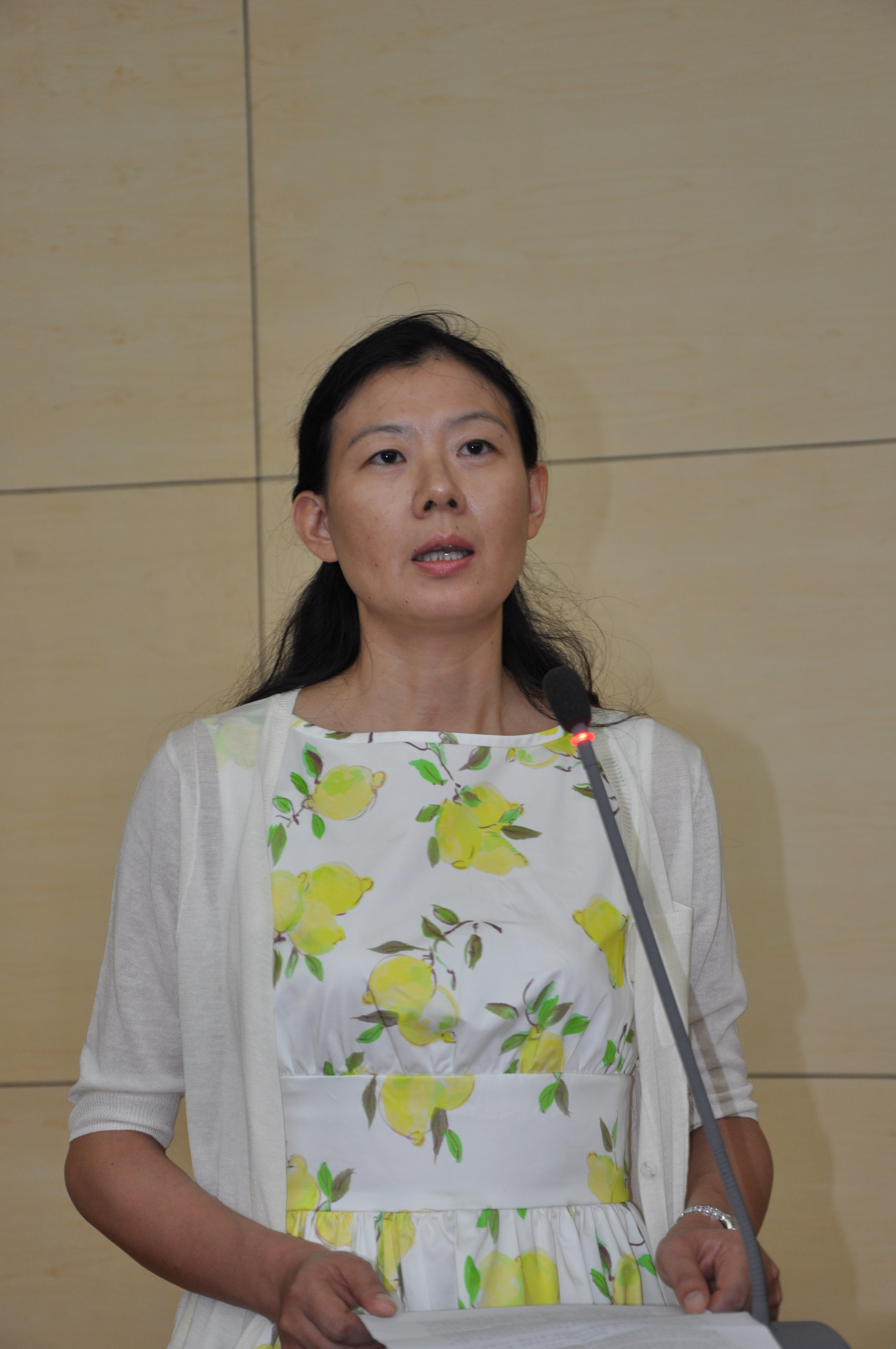 教师代表经济统计系副主任黄犚老师发言 教师代表经济统计系副主任黄犚老师发言