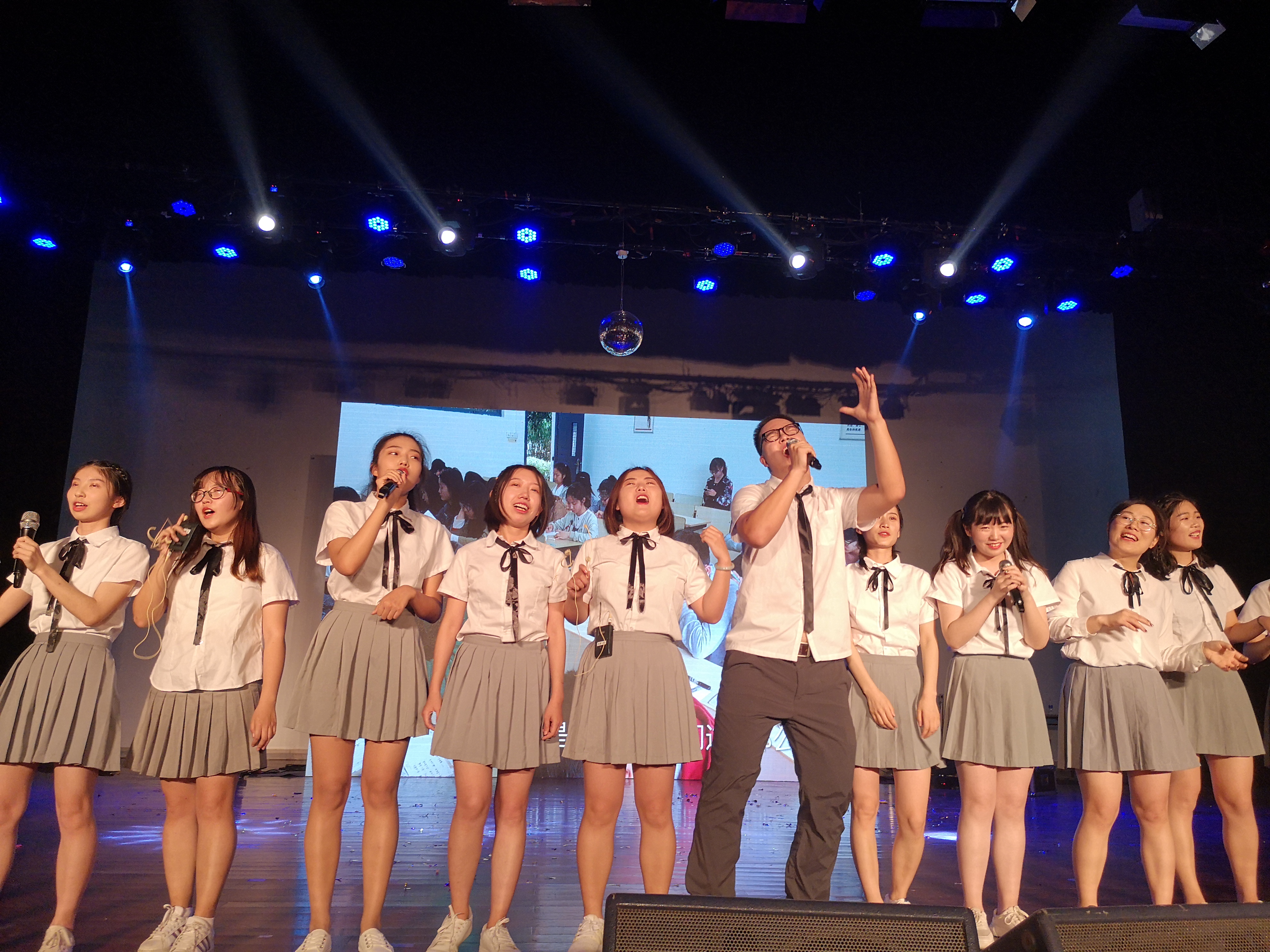 经济学院举行大学生龙狮团十周年庆典暨2019届毕业晚会